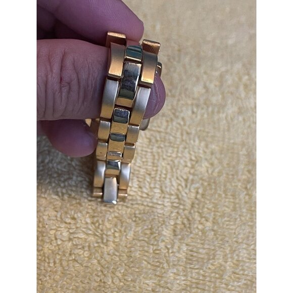 WOMEN'S LIZ CLAIBORNE ANALOG FASHION WATCH GOLD TONE BAND (needs Battery) - Picture 6 of 7